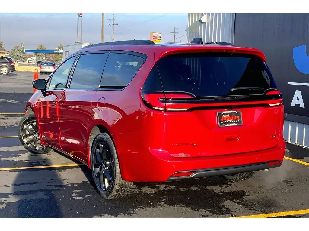 2026 Chrysler Pacifica Select AWD photo 3