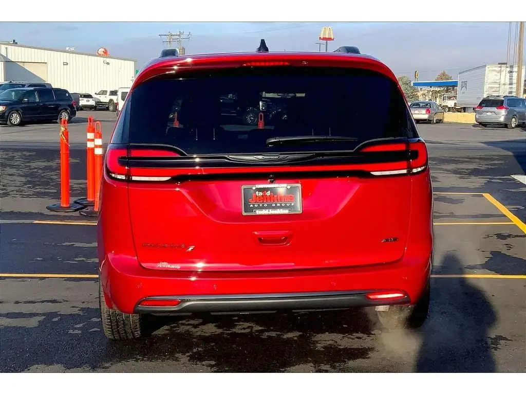 2026 Chrysler Pacifica Select AWD photo 4