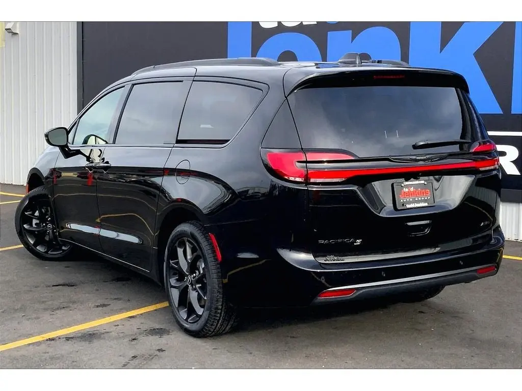 2026 Chrysler Pacifica Select AWD photo 3
