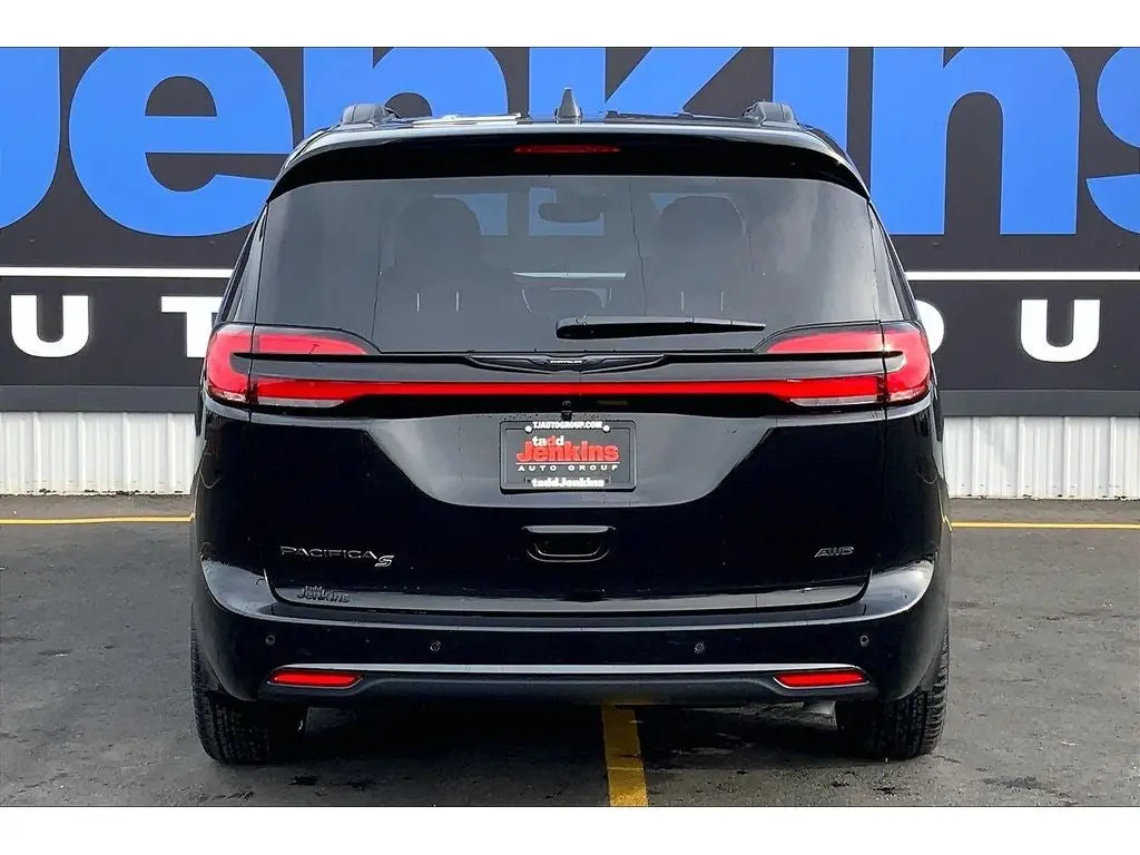 2026 Chrysler Pacifica Select AWD photo 4