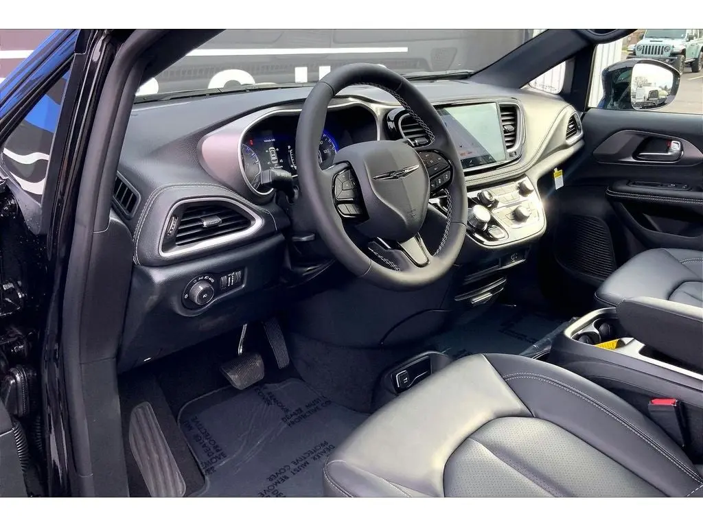 2026 Chrysler Pacifica Select AWD photo 5
