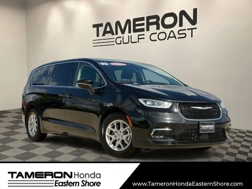 2023 Chrysler Pacifica Touring L's photo