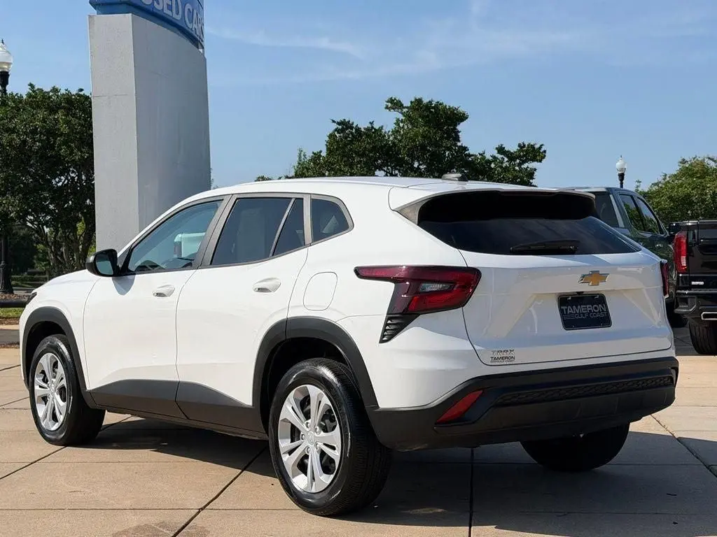 2025 Chevrolet Trax LS photo 4