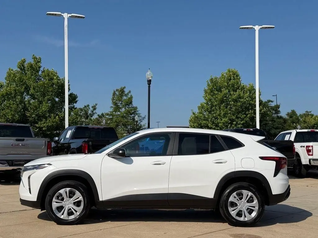 2025 Chevrolet Trax LS photo 5