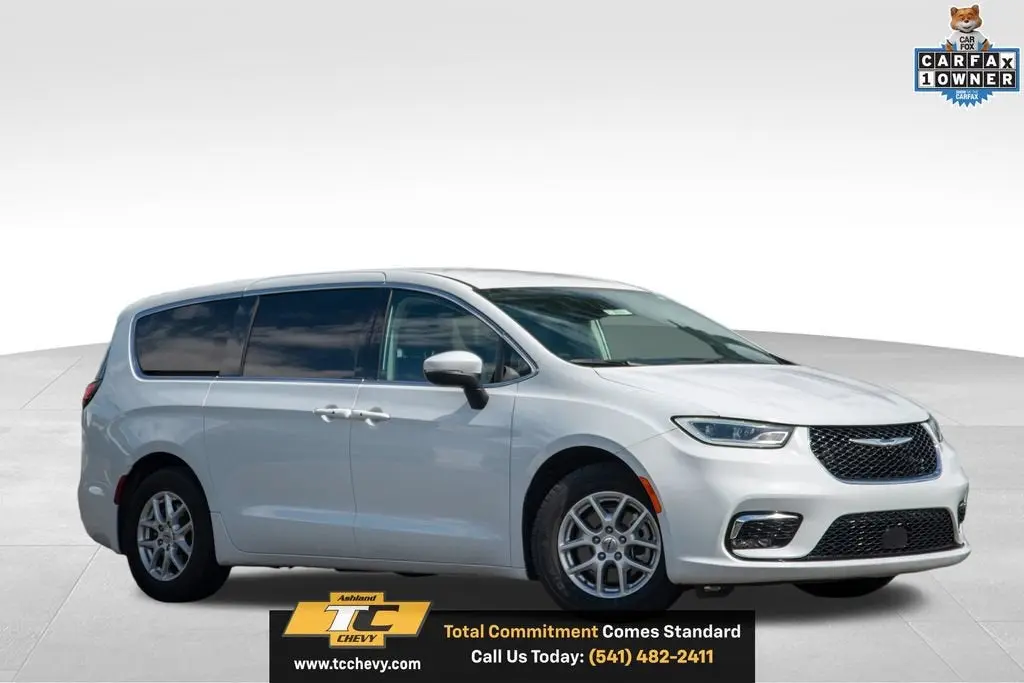 2023 Chrysler Pacifica Touring L photo 3