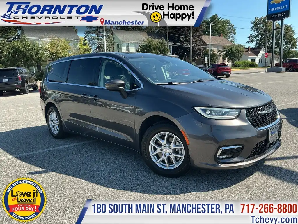2023 Chrysler Pacifica Touring L's photo