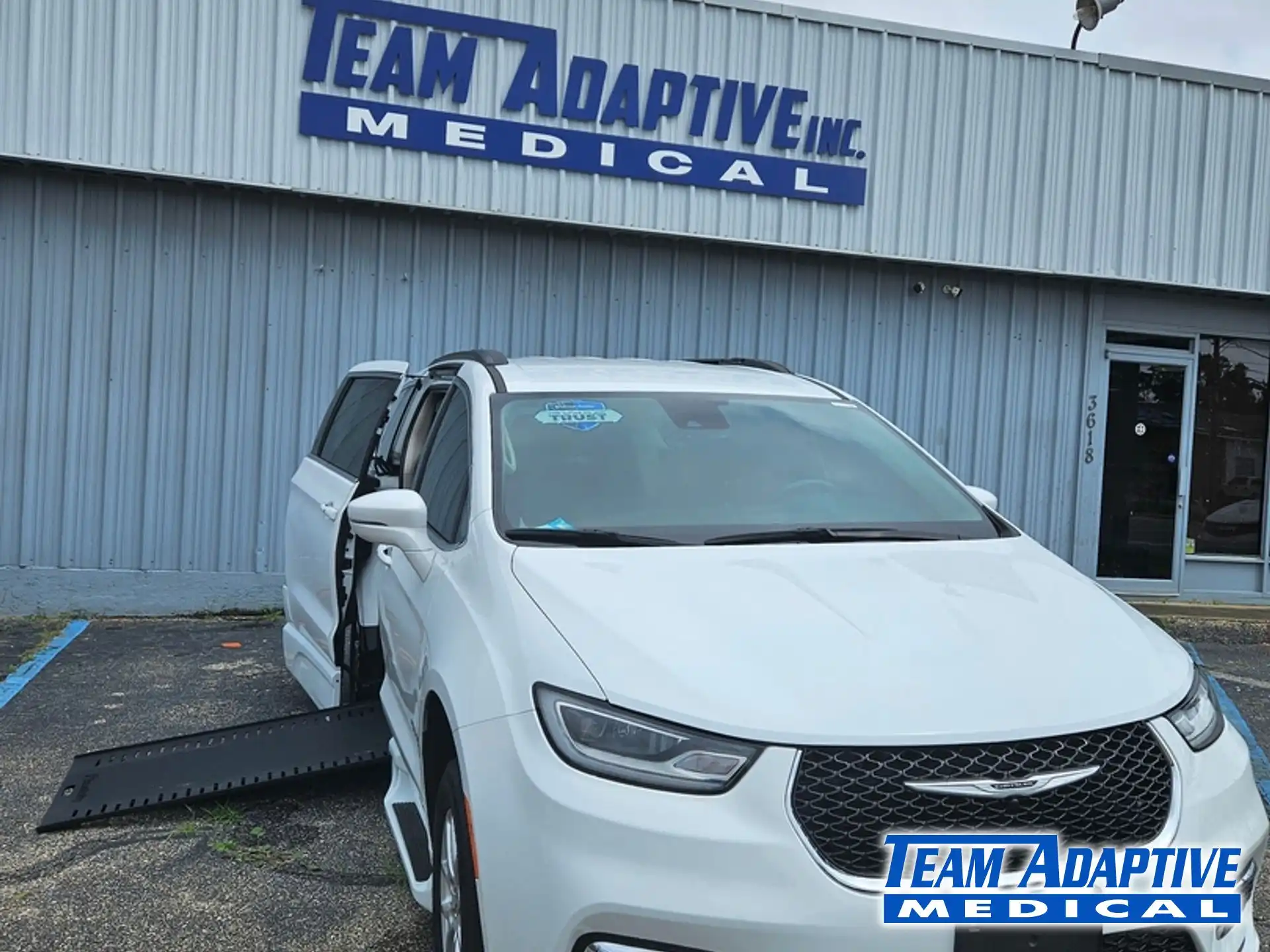2022 Chrysler Pacifica Touring L's photo