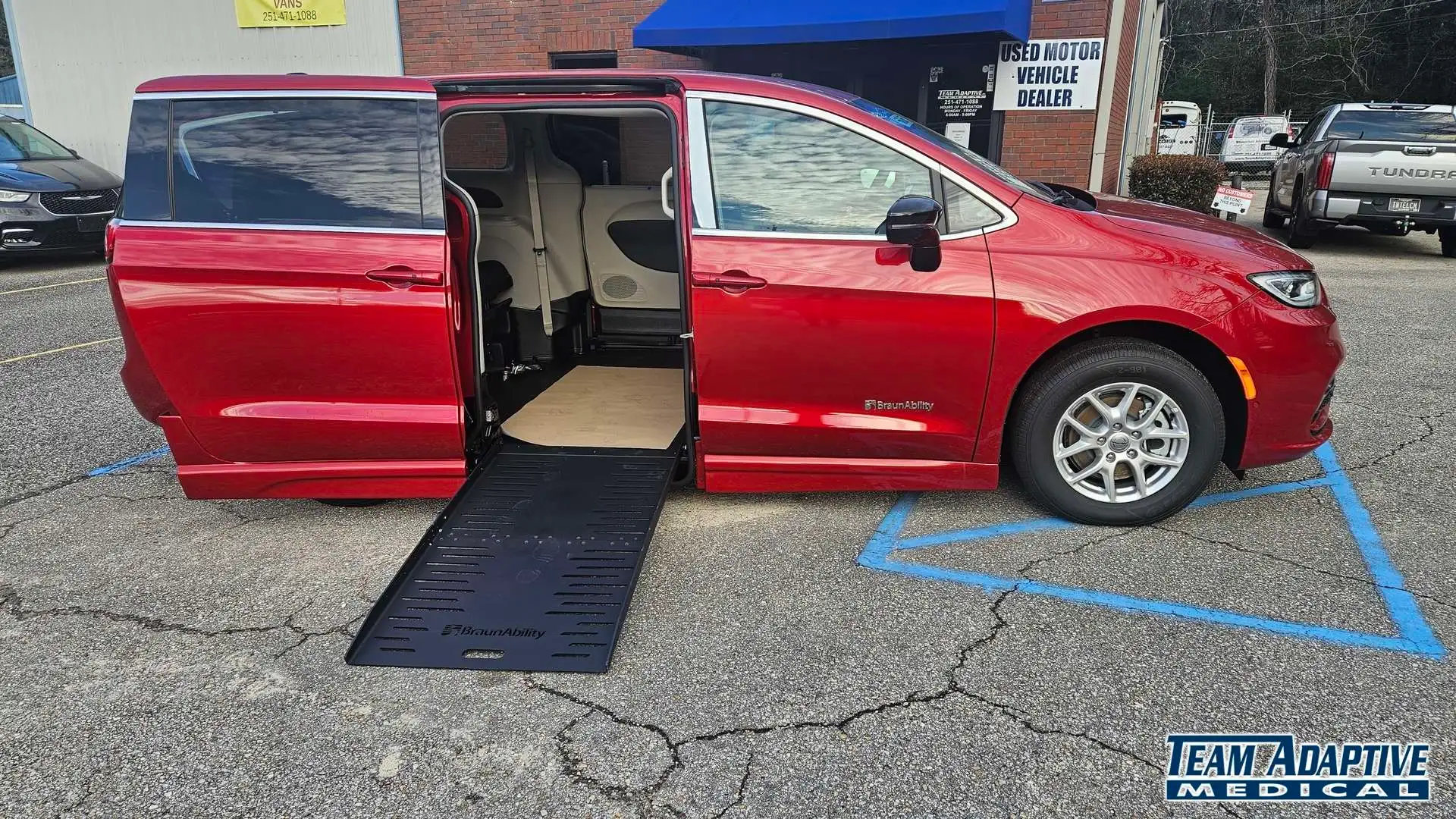 2024 Chrysler Pacifica Touring L's photo