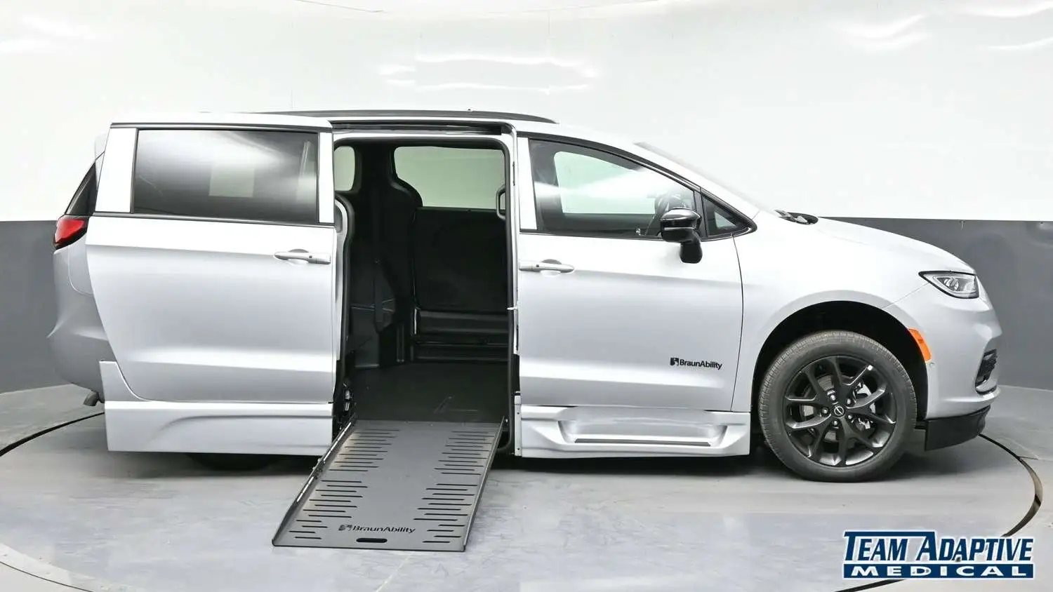 2026 Chrysler Pacifica Select photo 1