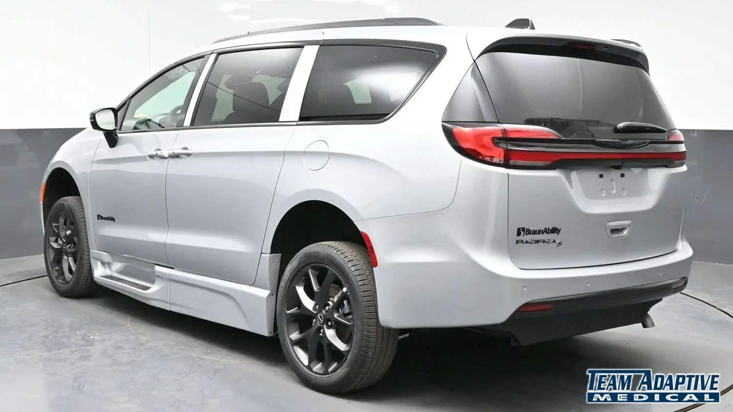 2026 Chrysler Pacifica Select photo 4