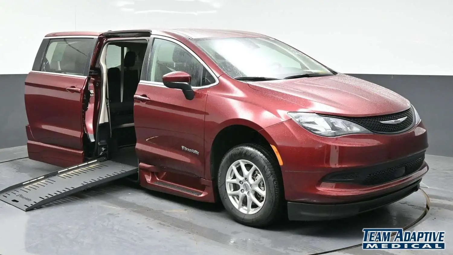 2023 Chrysler Voyager LX's photo