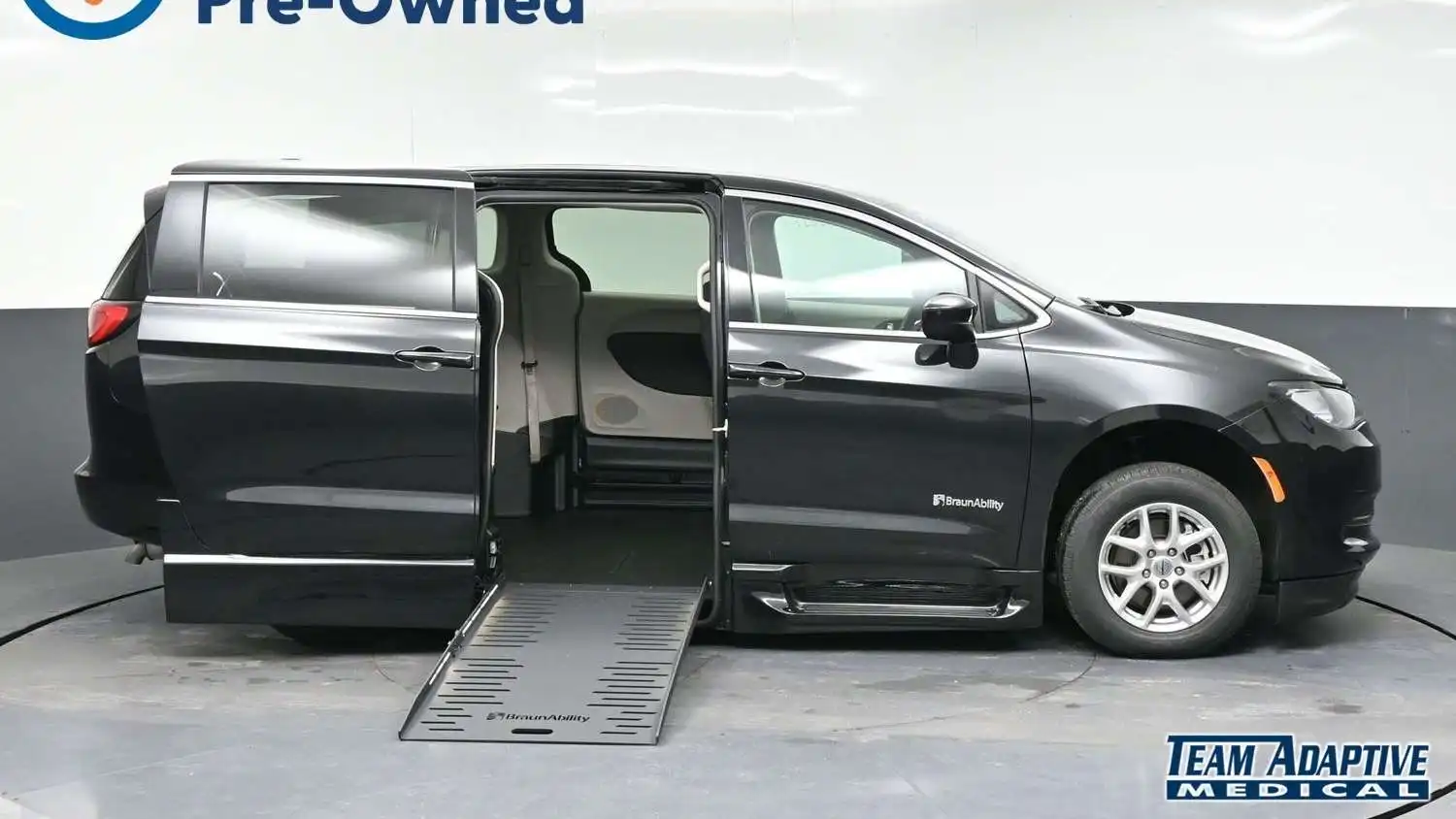 2023 Chrysler Voyager LX's photo