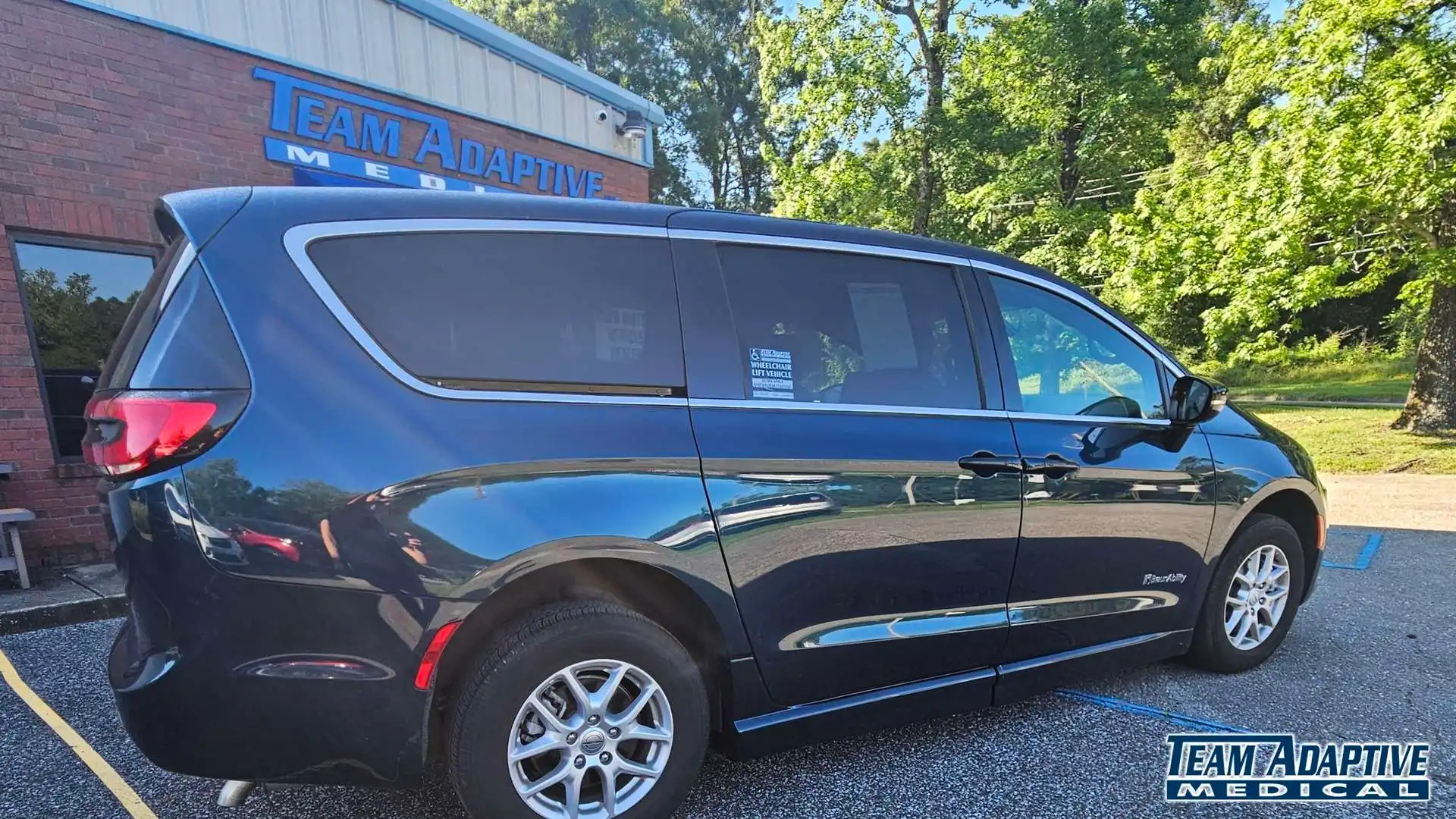2025 Chrysler Pacifica Select's photo