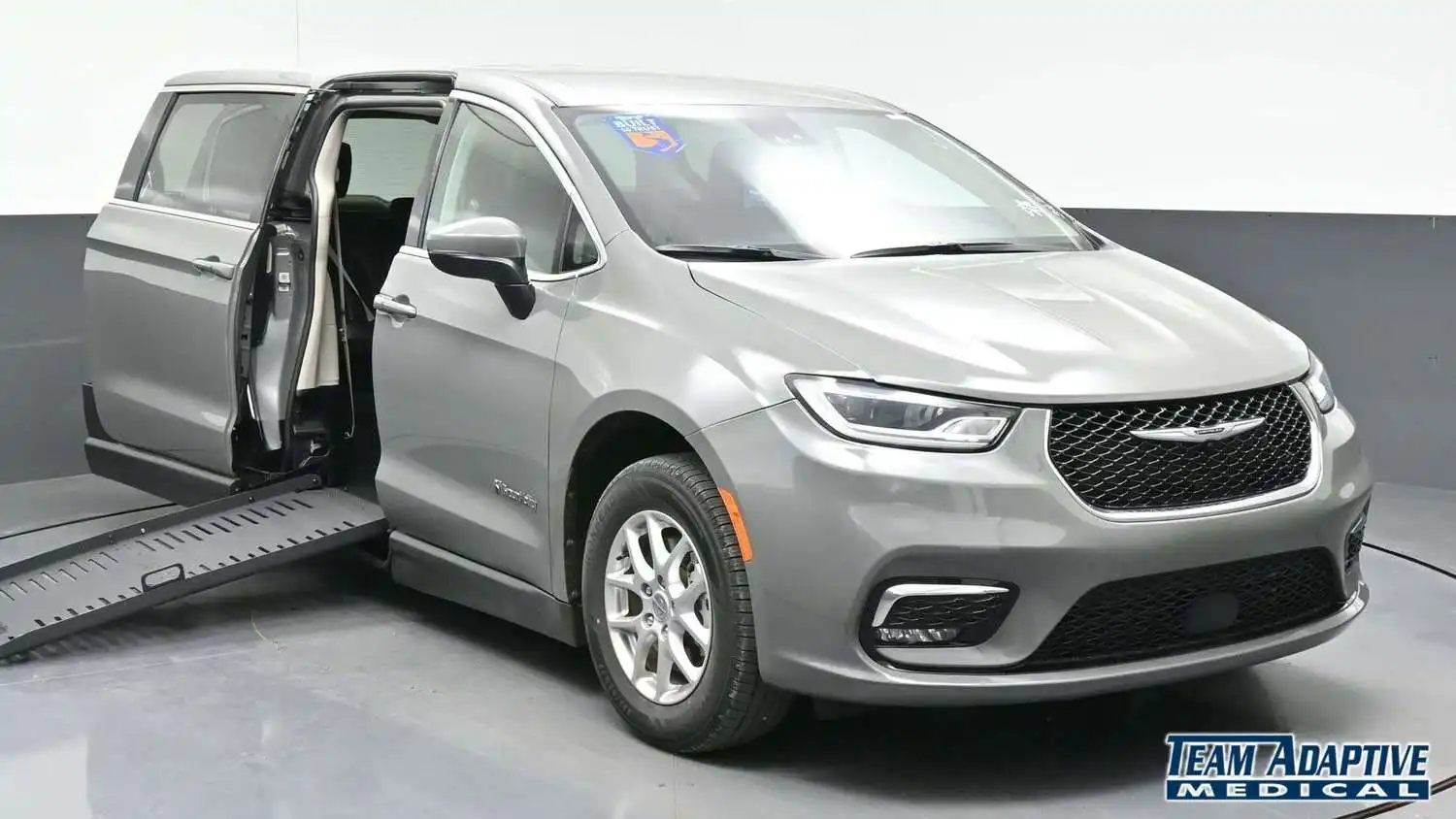 2023 Chrysler Pacifica Touring L's photo