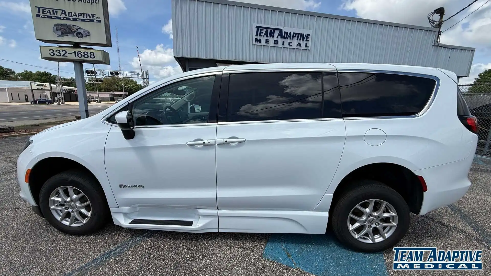 2023 Chrysler Voyager LX's photo
