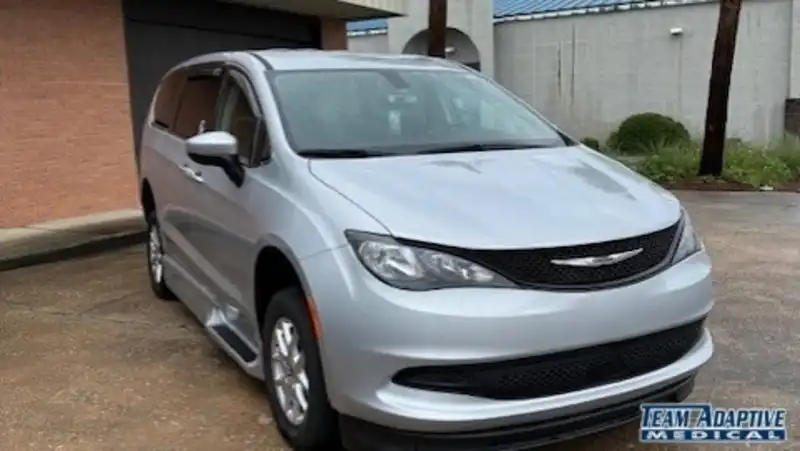2022 Chrysler Voyager LX's photo