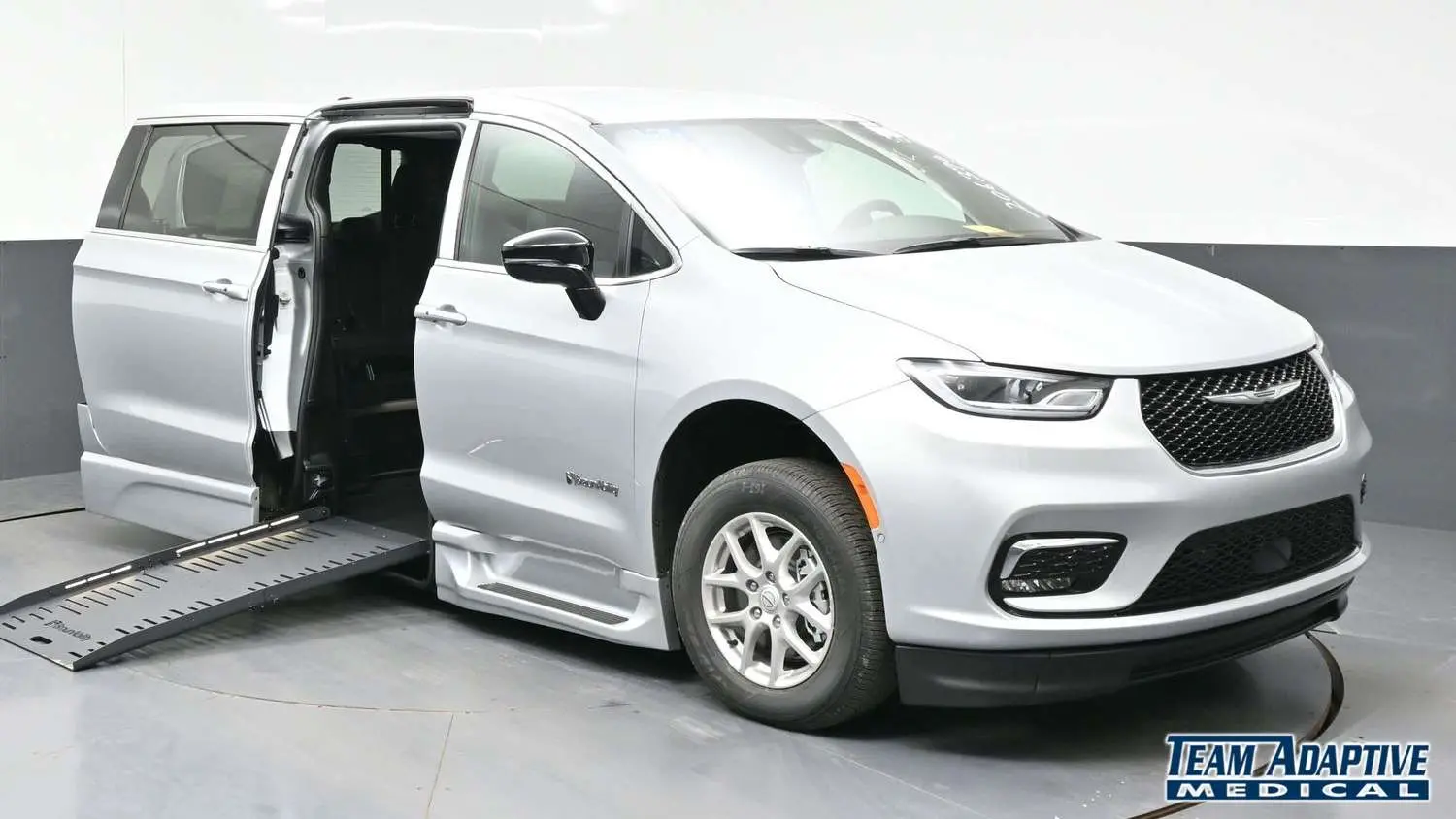 2026 Chrysler Pacifica Select photo 3