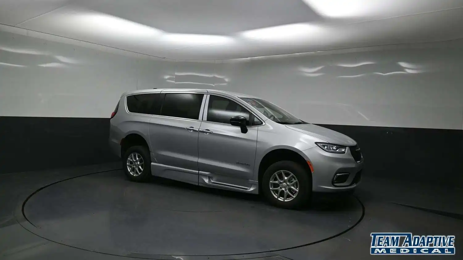 2026 Chrysler Pacifica Select's photo
