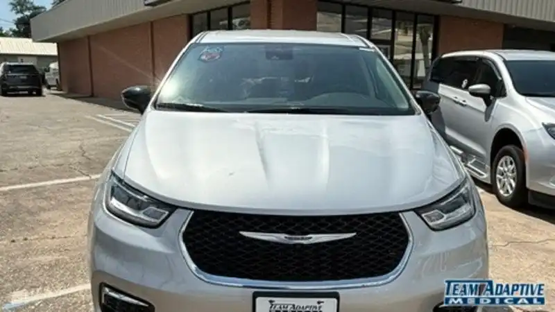 2024 Chrysler Pacifica Touring L's photo
