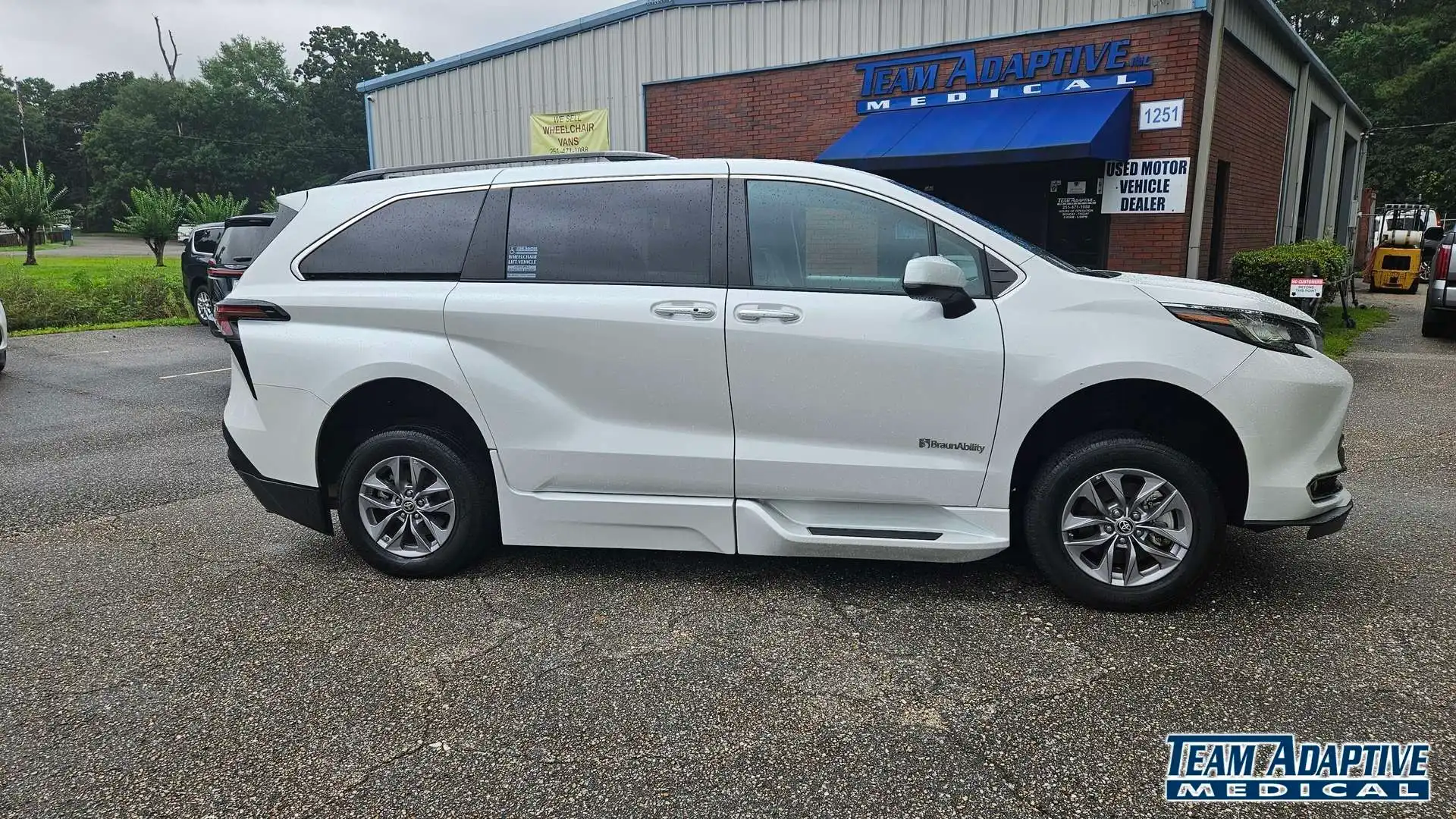 2023 Toyota Sienna XLE 7-Passenger Hybrid FWD's photo