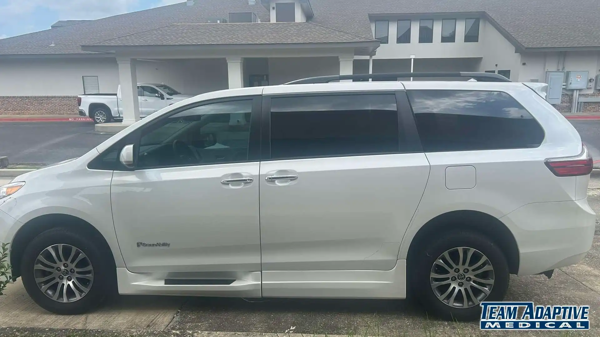 2020 Toyota Sienna XLE V6 8-Passenger FWD's photo