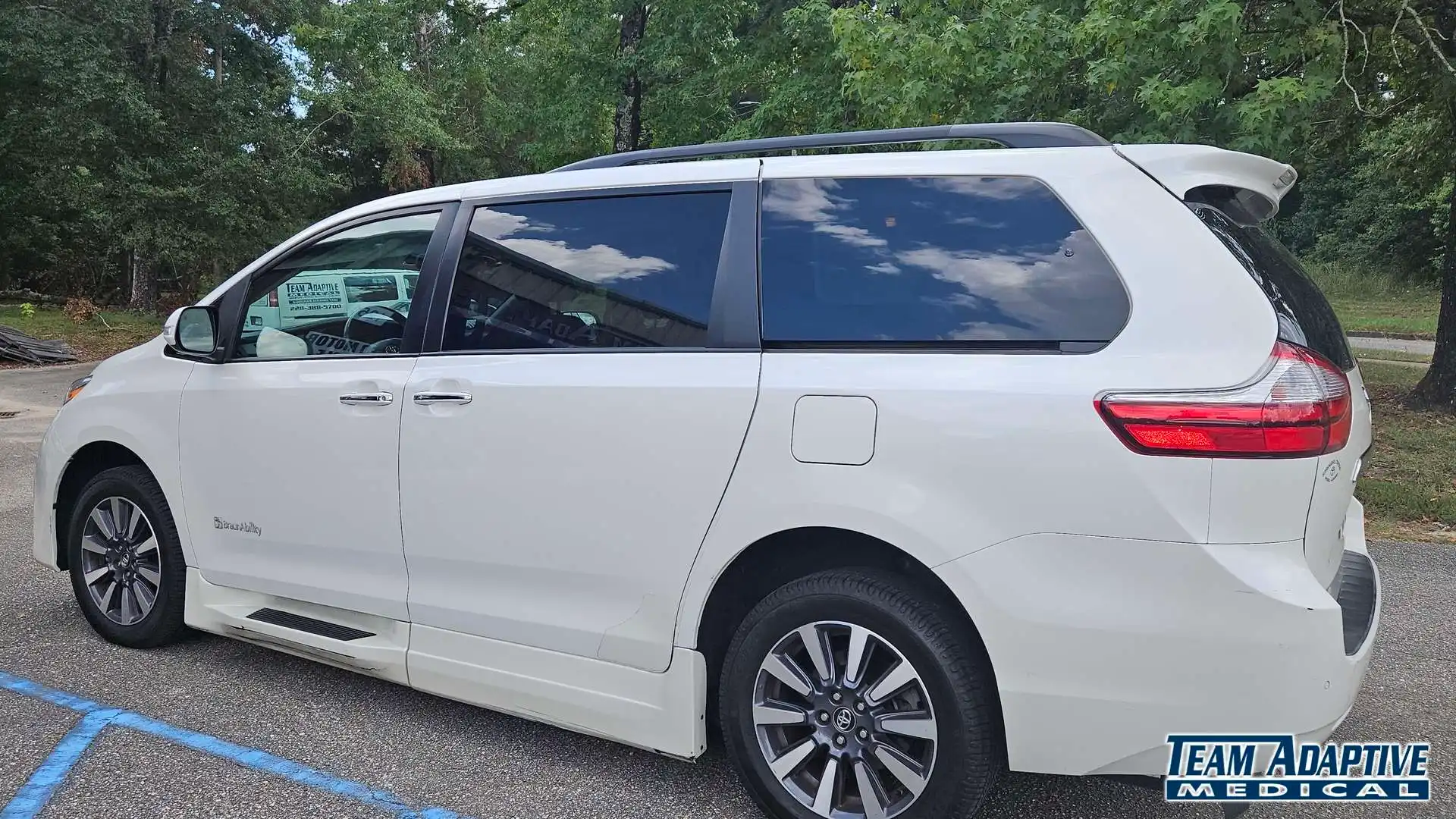 2018 Toyota Sienna Limited V6 7-Passenger's photo