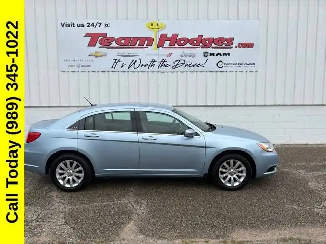 2013 Chrysler 200 Touring's photo