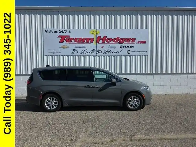 2023 Chrysler Pacifica Touring L's photo