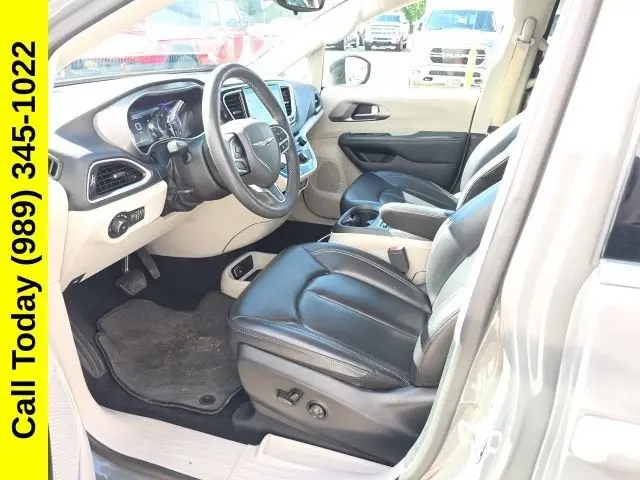 2023 Chrysler Pacifica Touring L photo 3
