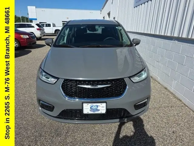 2023 Chrysler Pacifica Touring L photo 4