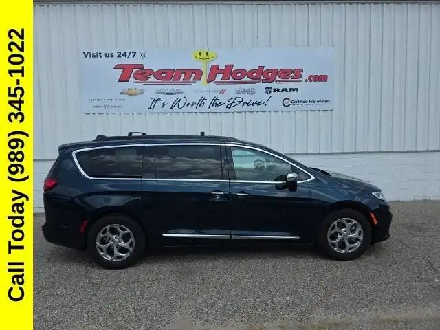 2023 Chrysler Pacifica Limited's photo