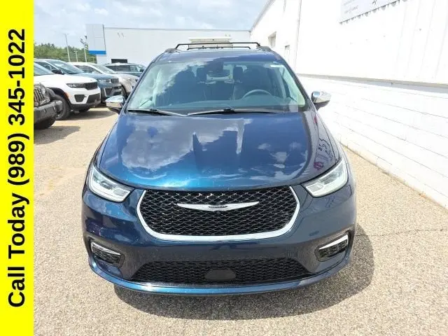2023 Chrysler Pacifica Limited photo 3