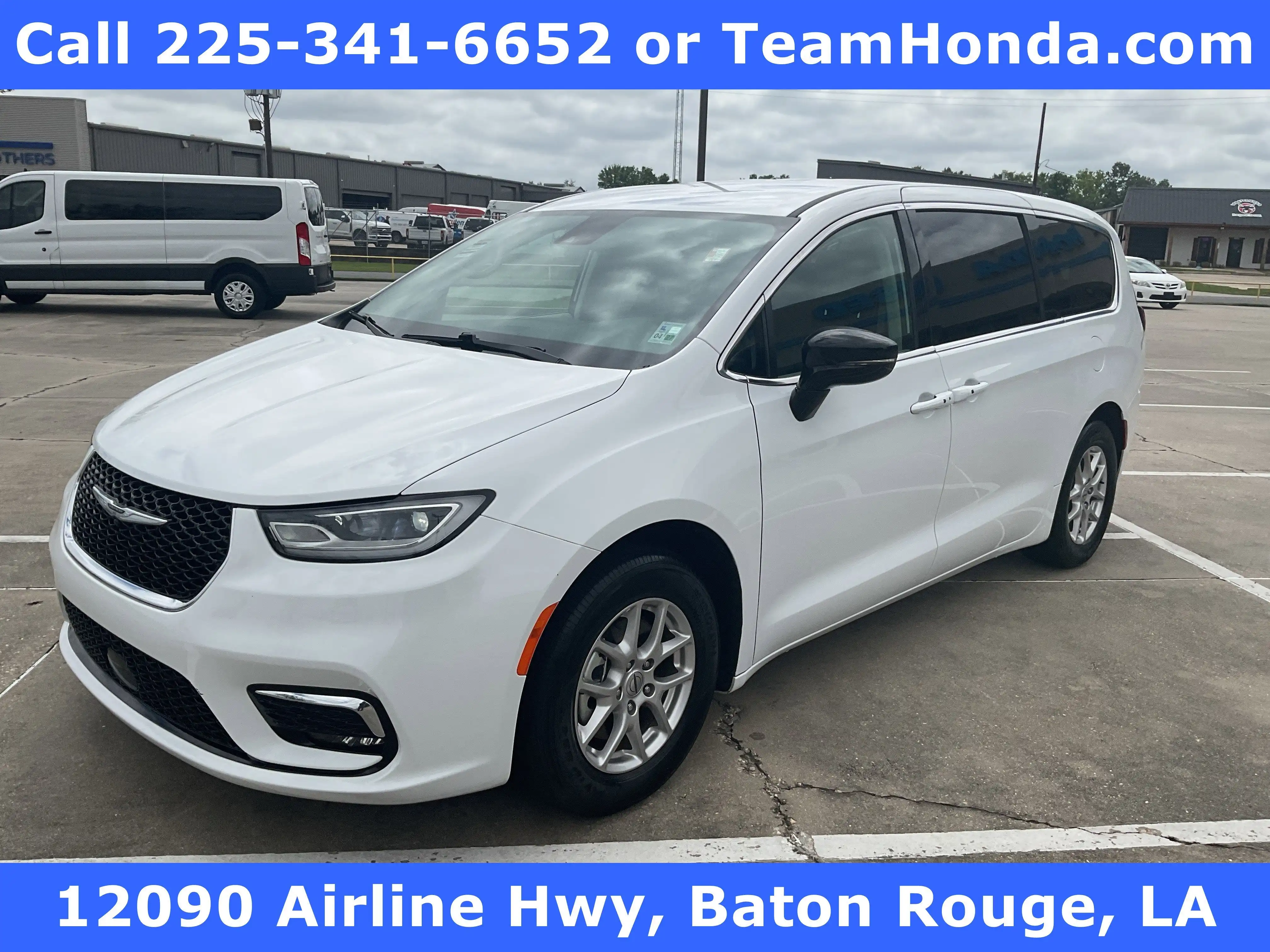 2024 Chrysler Pacifica Touring L's photo