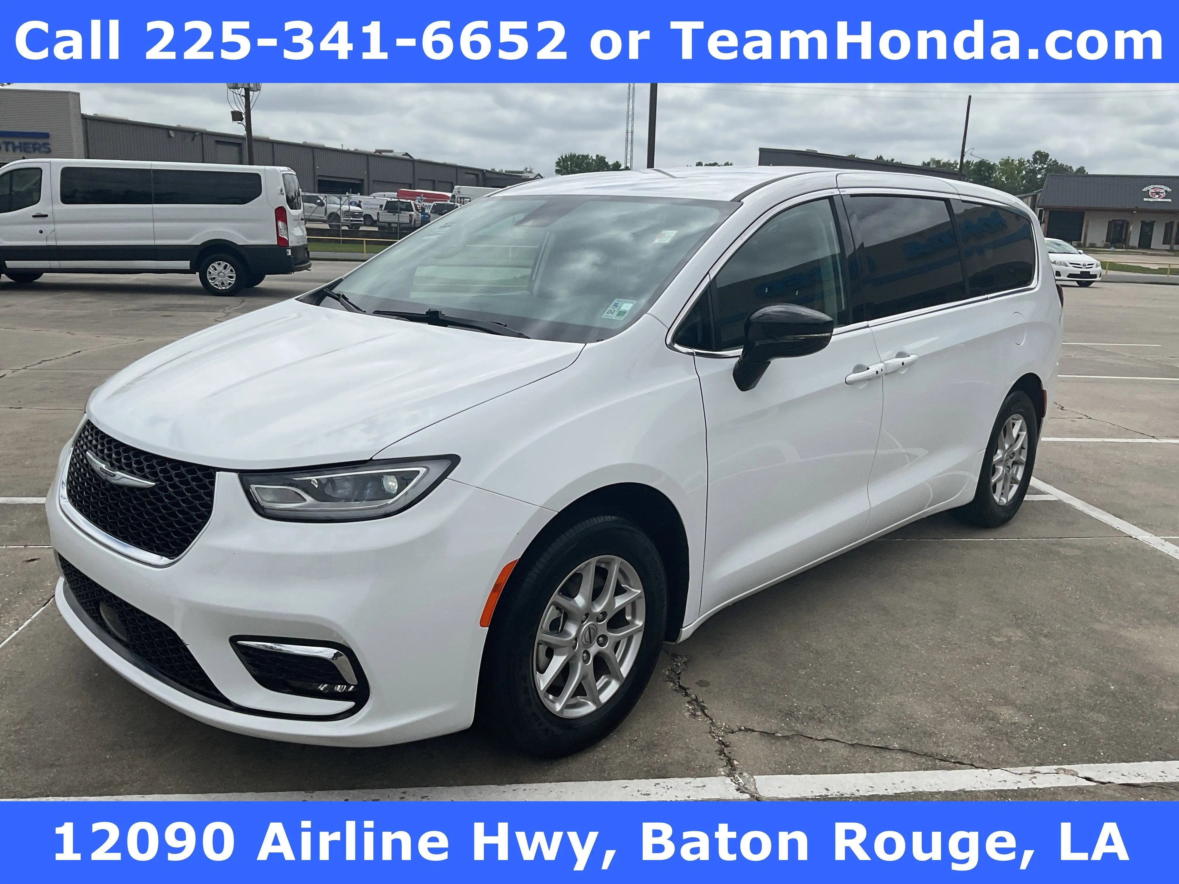 2024 Chrysler Pacifica Touring L's photo