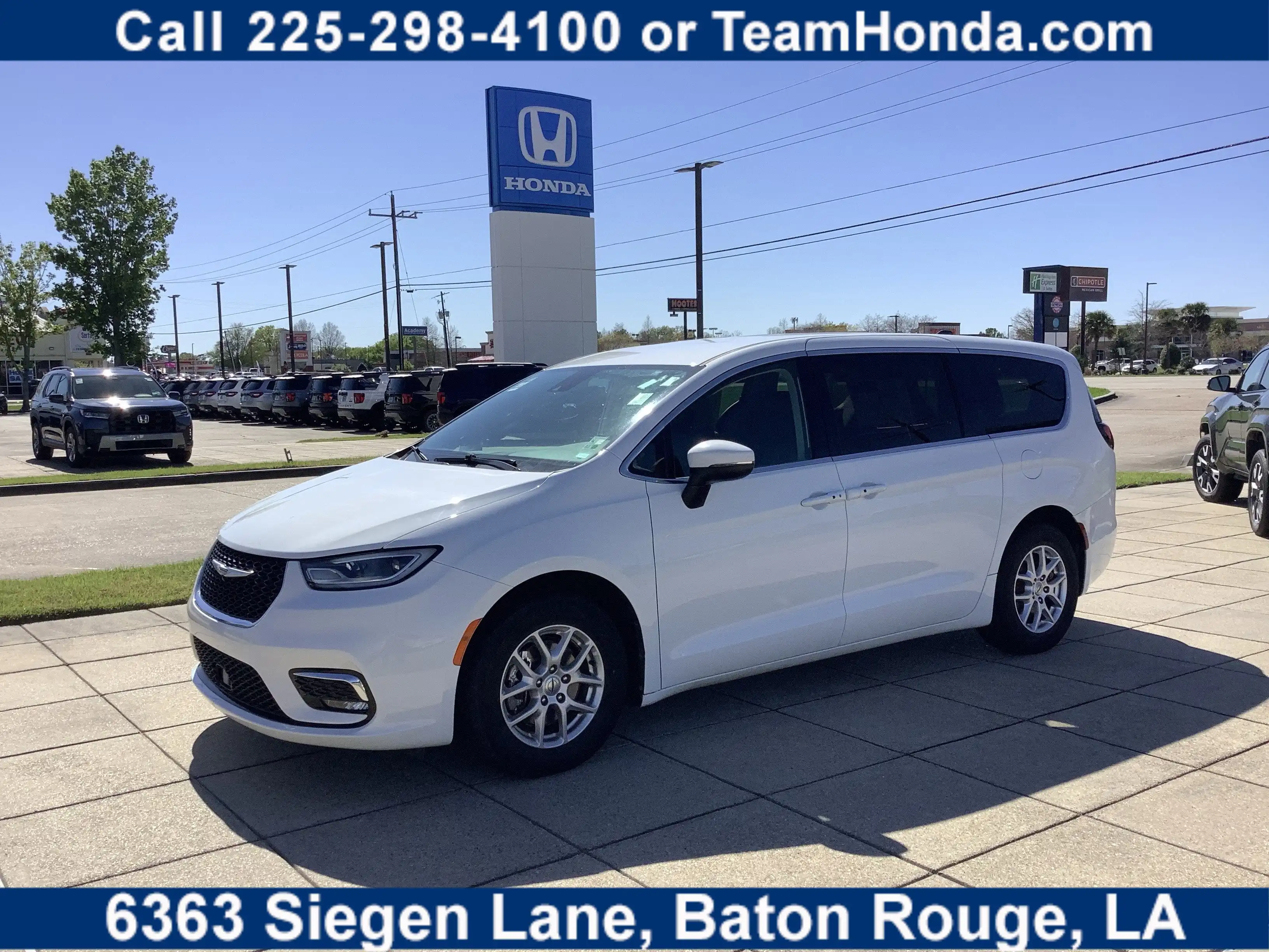 2023 Chrysler Pacifica Touring L's photo