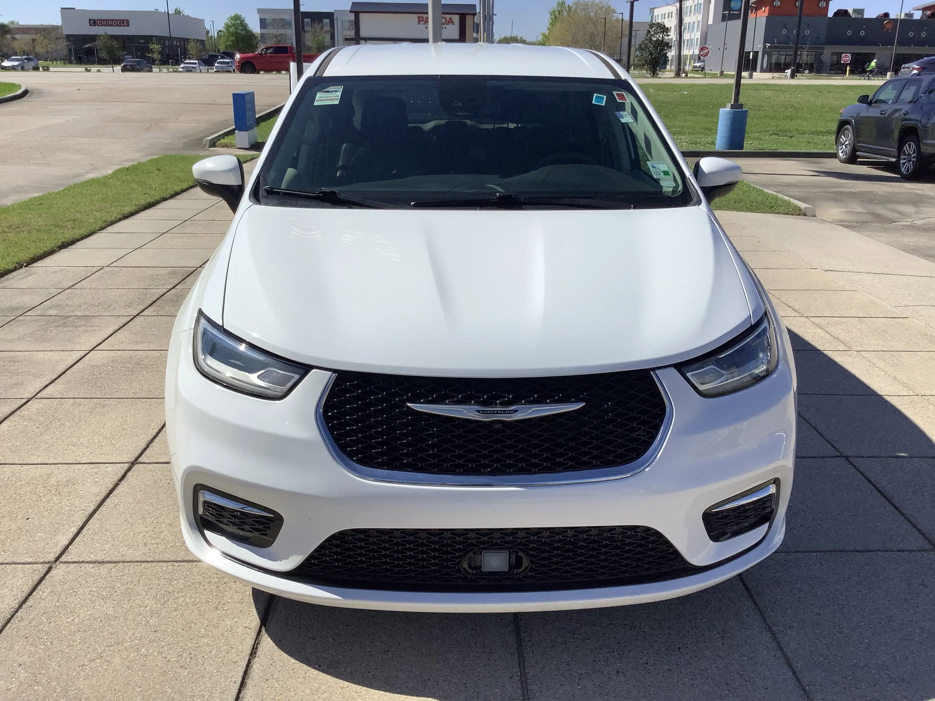 2023 Chrysler Pacifica Touring L photo 3