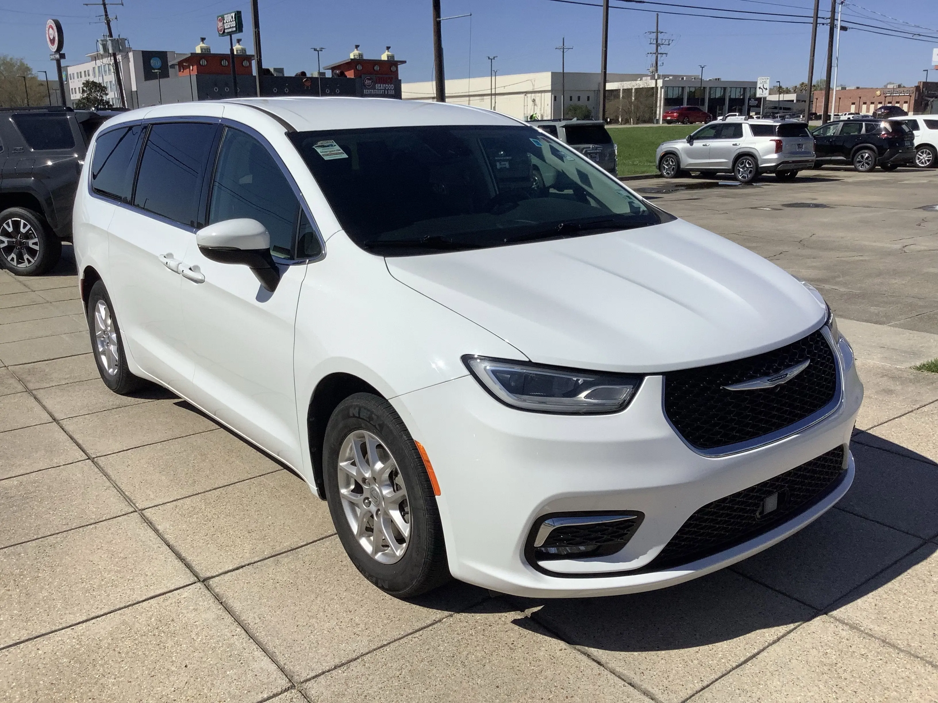 2023 Chrysler Pacifica Touring L photo 4