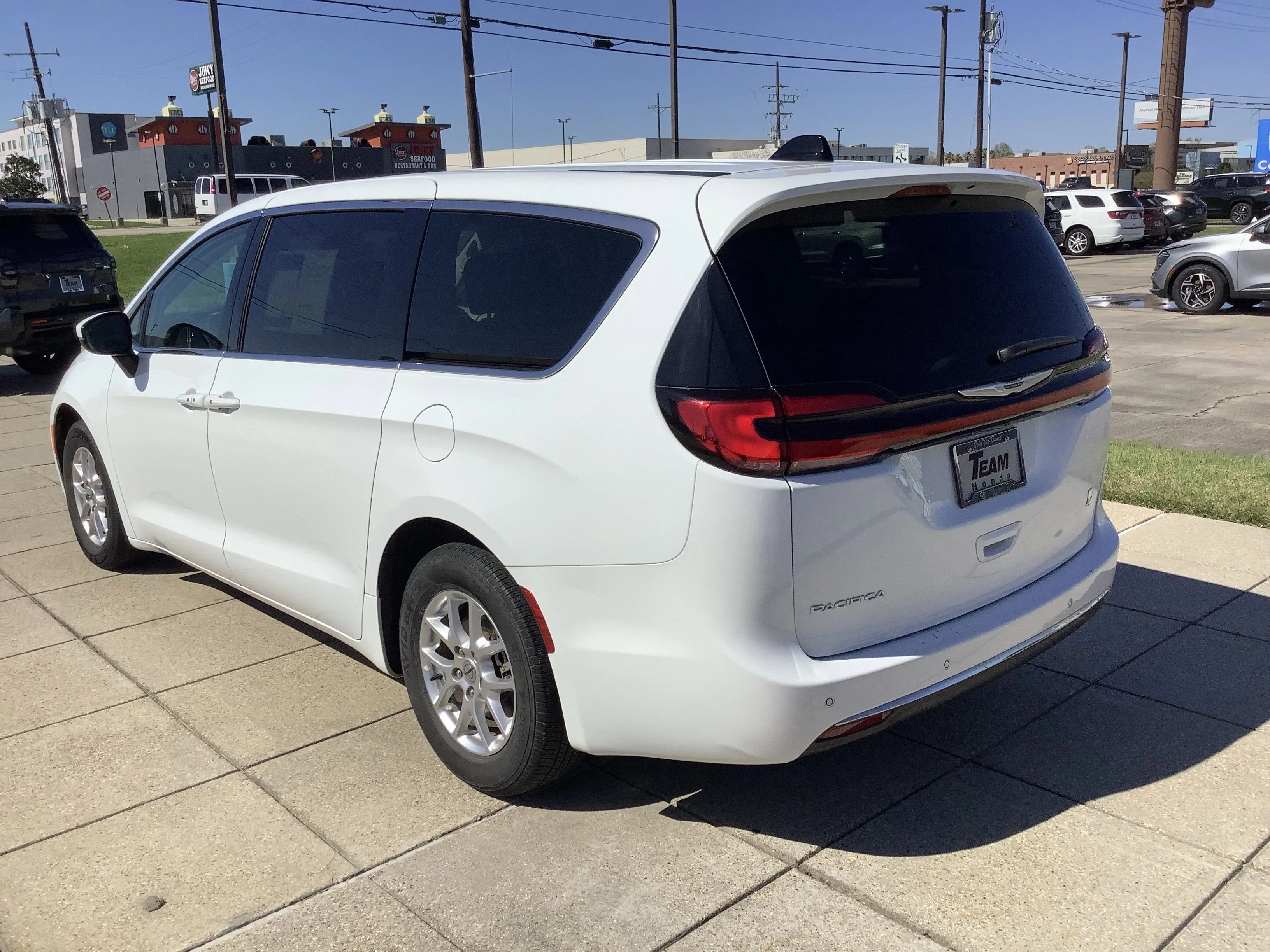 2023 Chrysler Pacifica Touring L photo 5