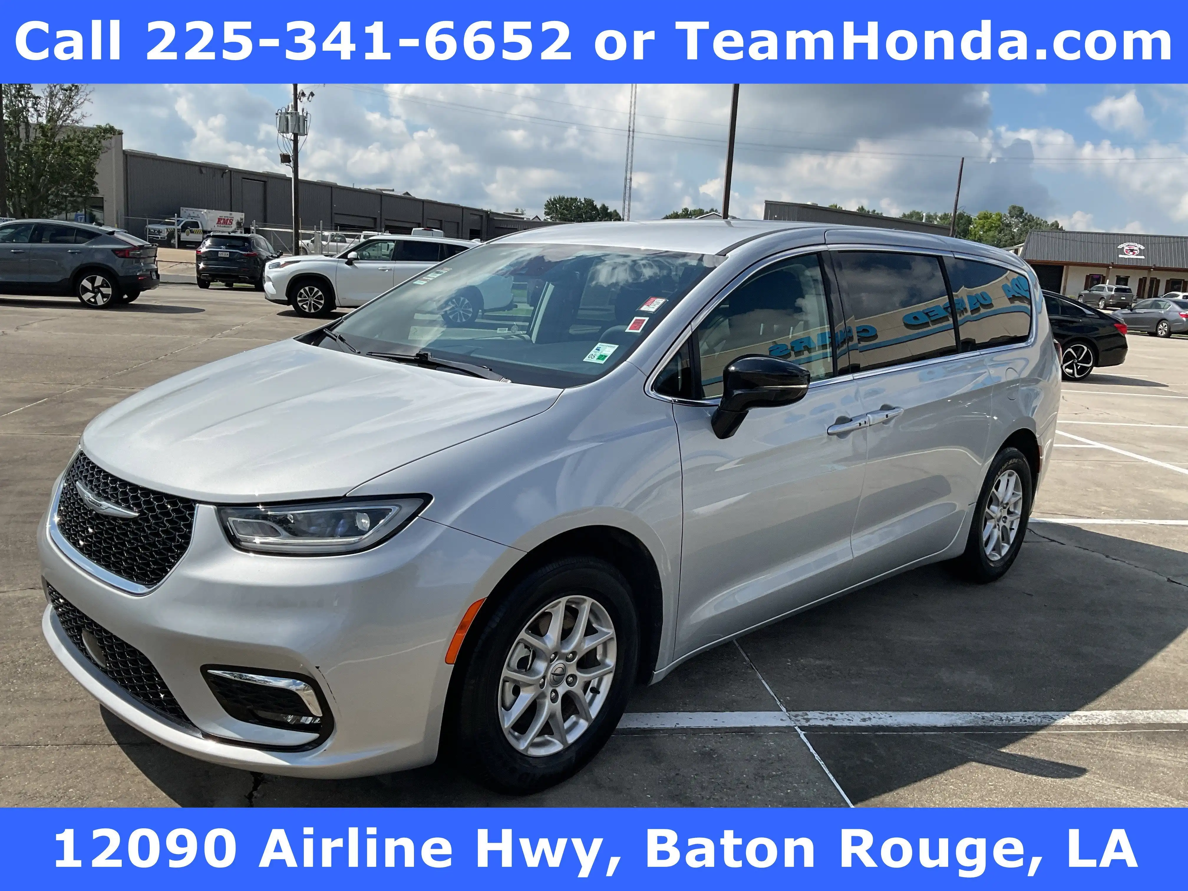 2024 Chrysler Pacifica Touring L's photo