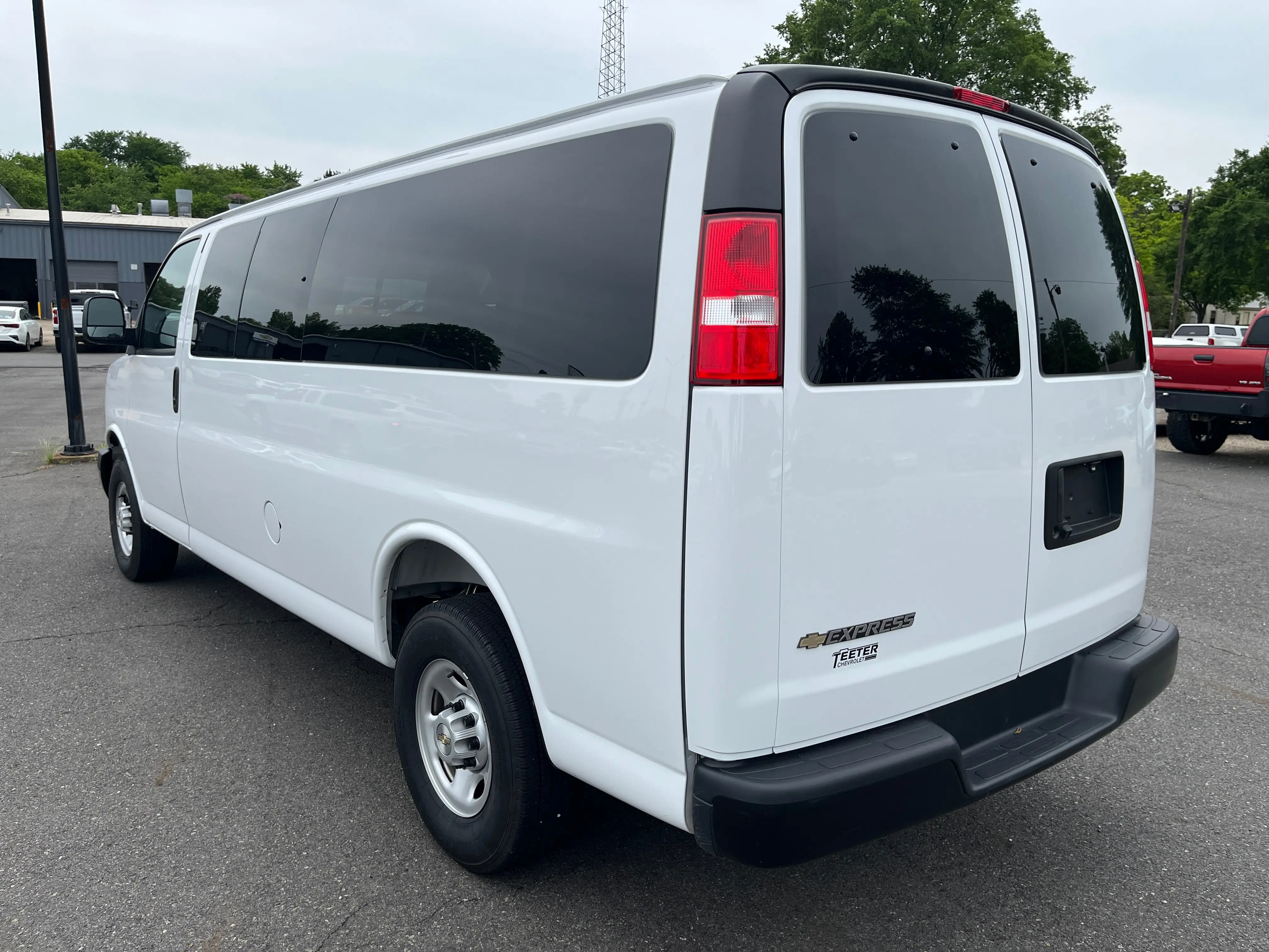2025 Chevrolet Express 3500 LS Extended photo 3