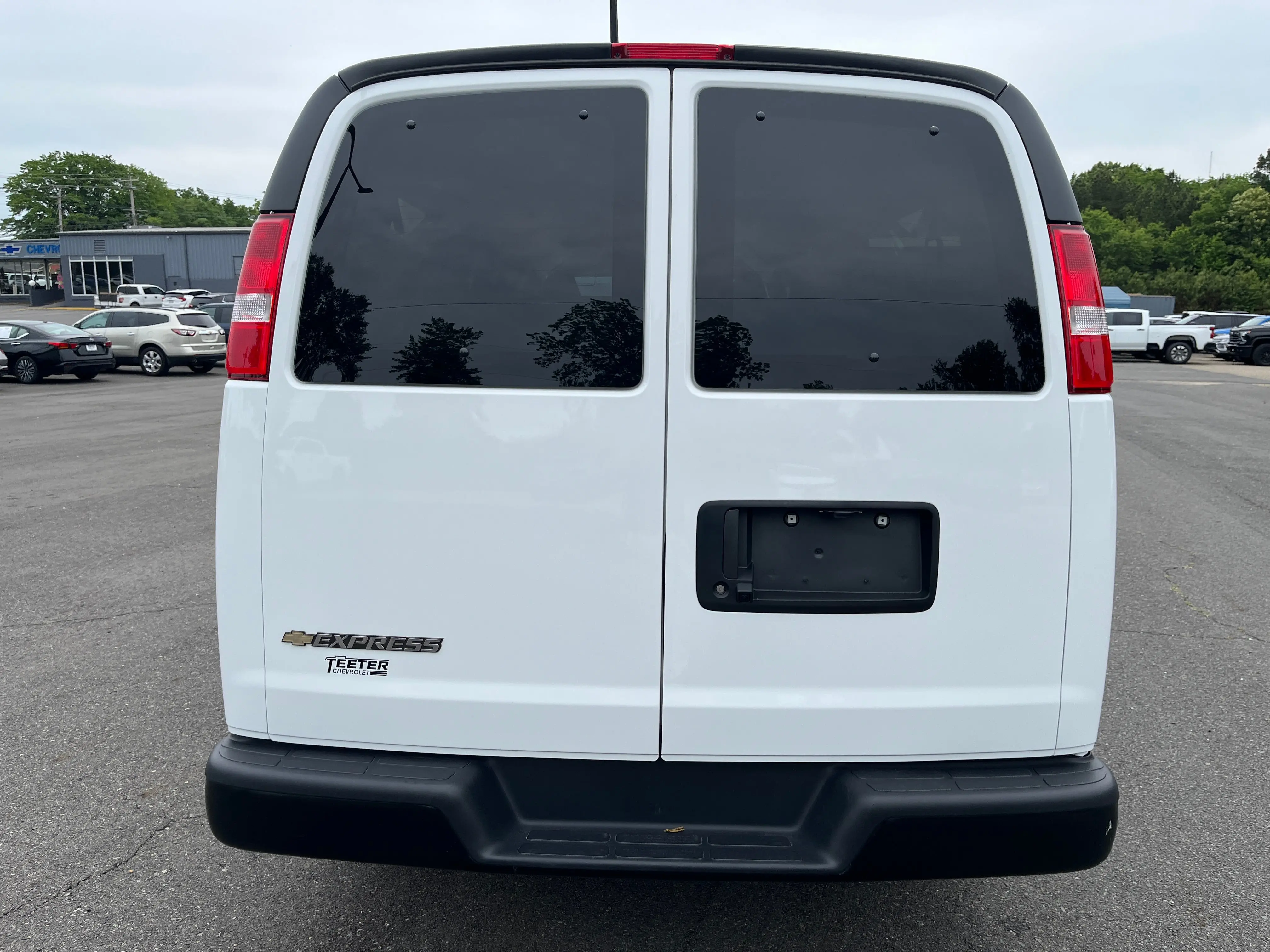 2025 Chevrolet Express 3500 LS Extended photo 4