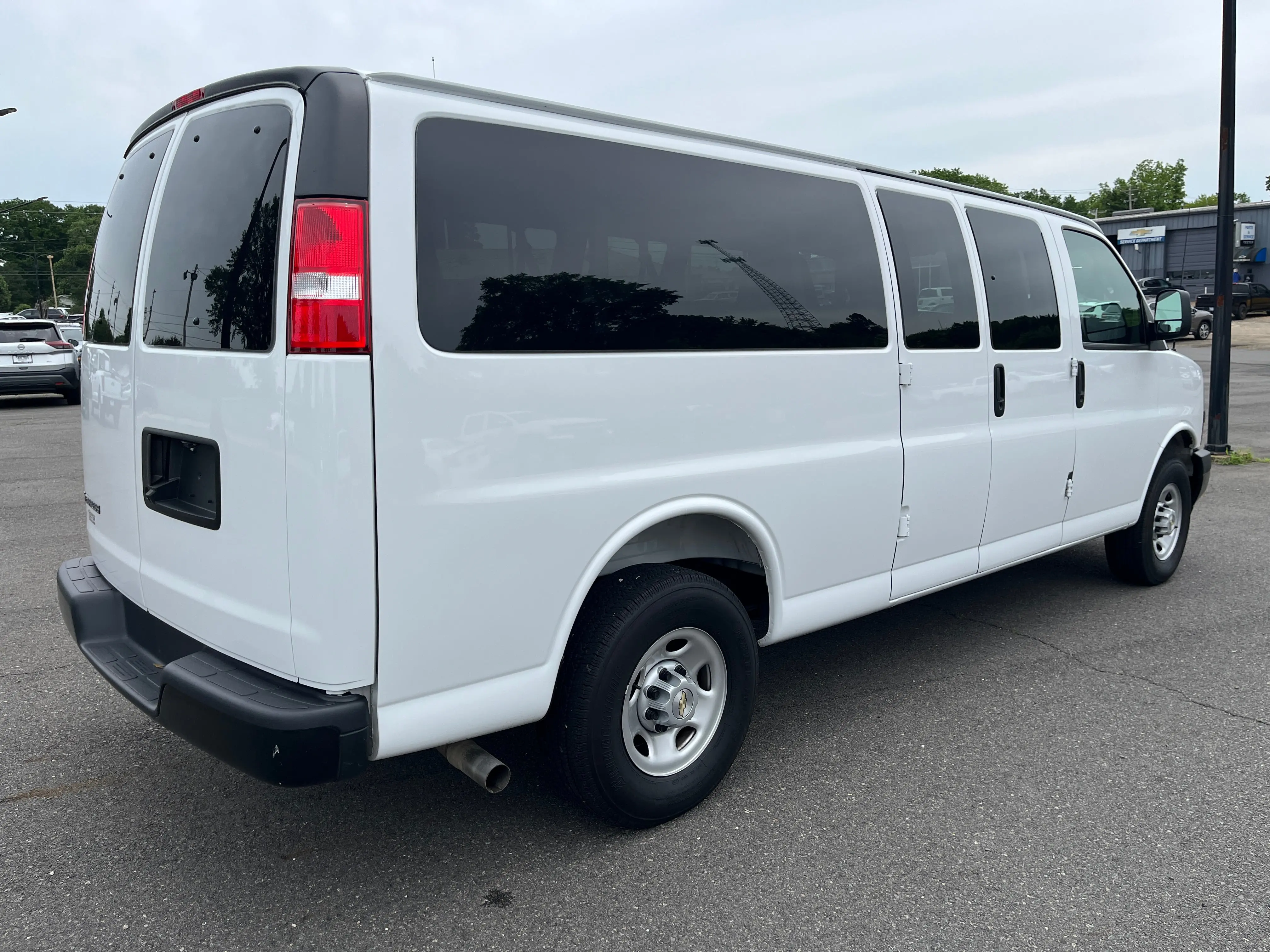 2025 Chevrolet Express 3500 LS Extended photo 5