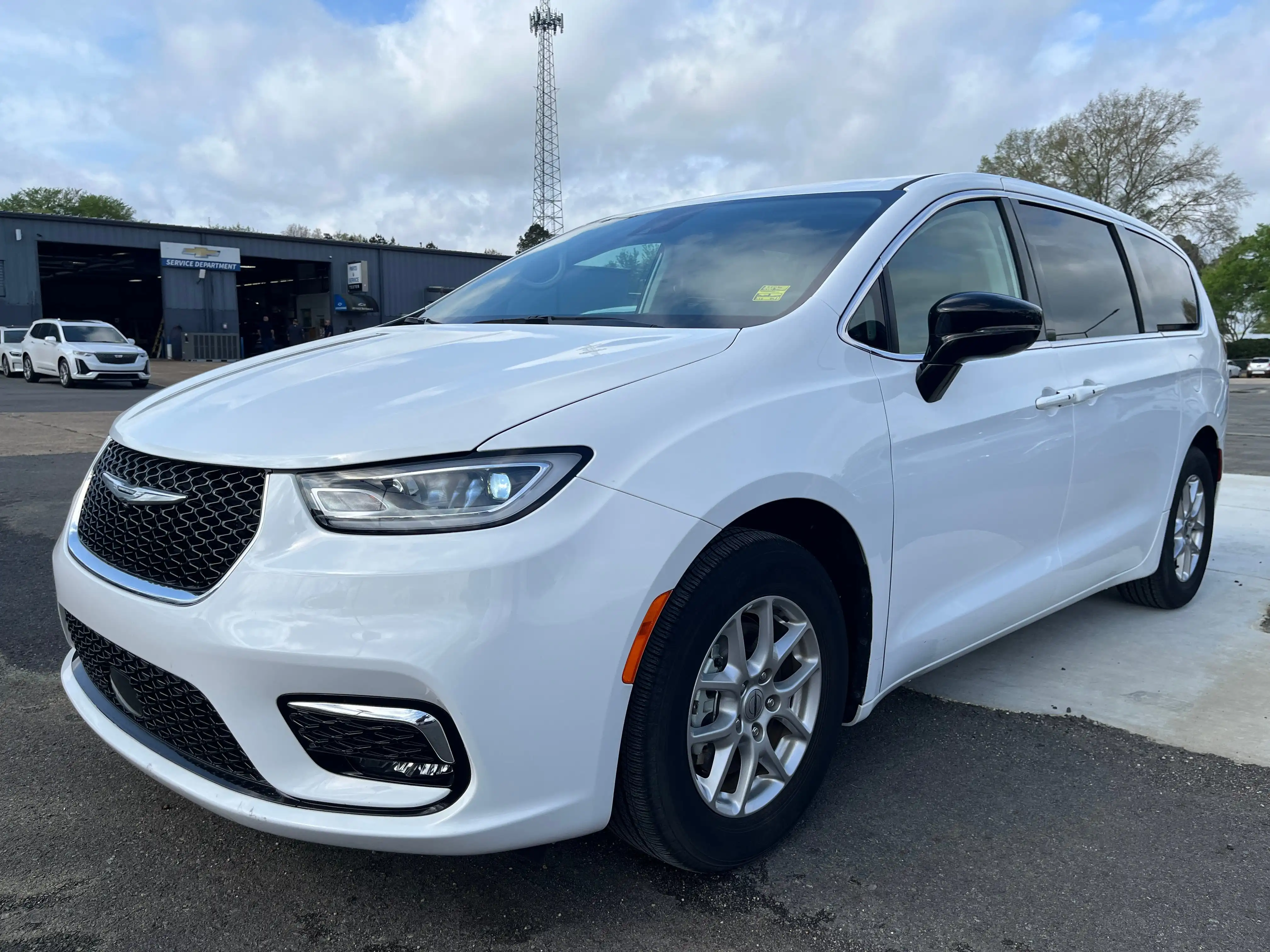 2024 Chrysler Pacifica Touring L's photo