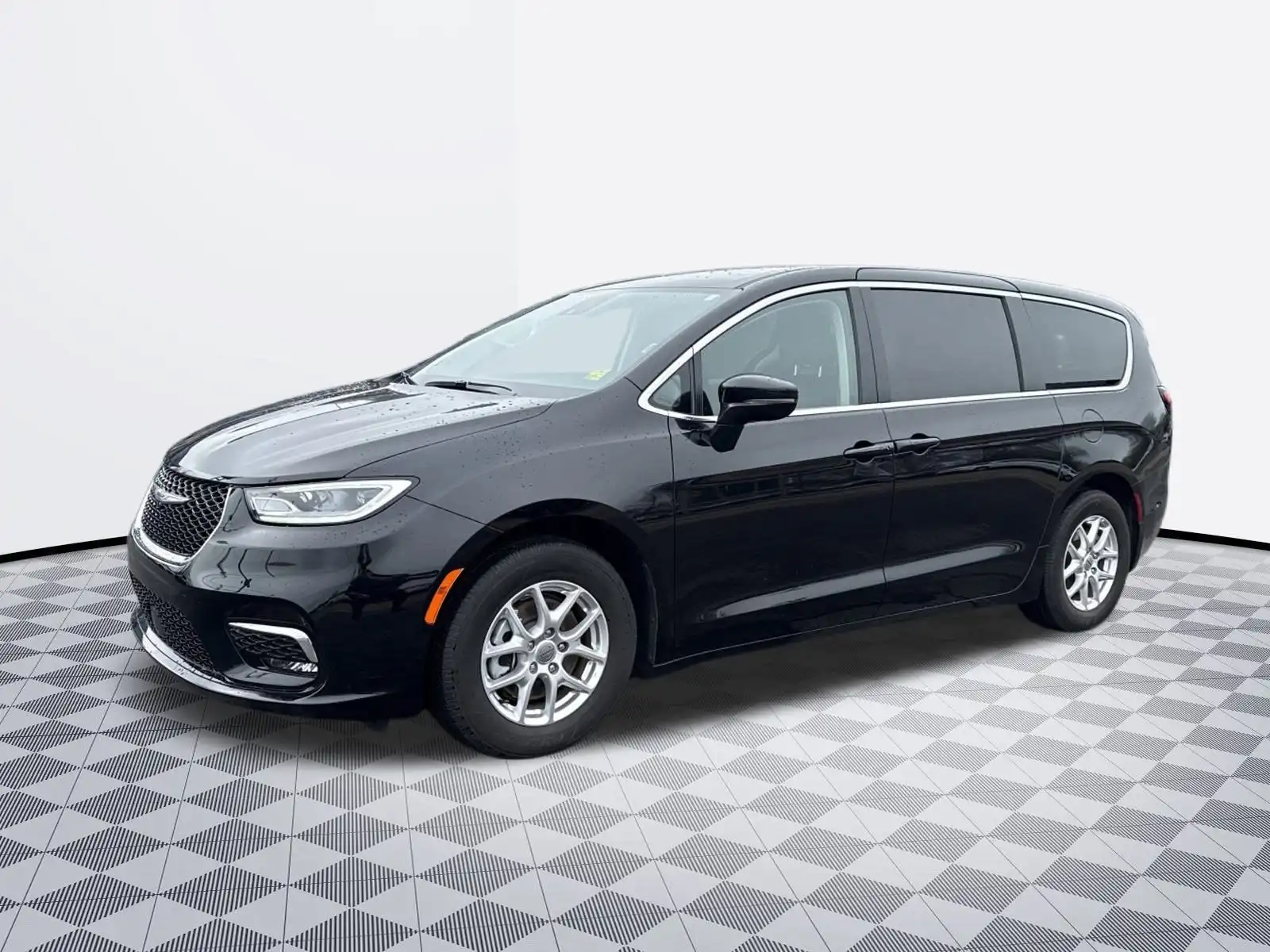 2024 Chrysler Pacifica Touring L's photo