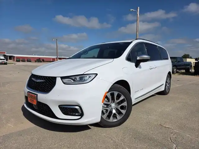2026 Chrysler Pacifica Hybrid Pinnacle PHEV's photo