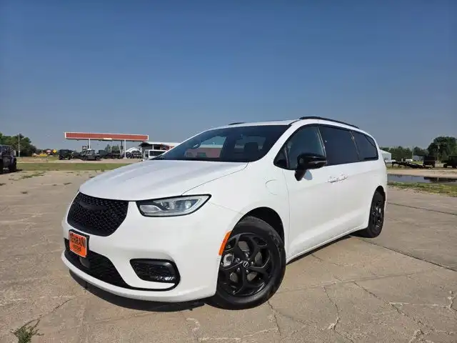 2026 Chrysler Pacifica Hybrid Select Premium S-Appearance PHEV's photo