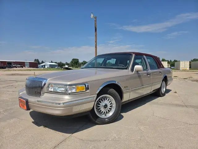 1997 Lincoln Town Car Signature's photo