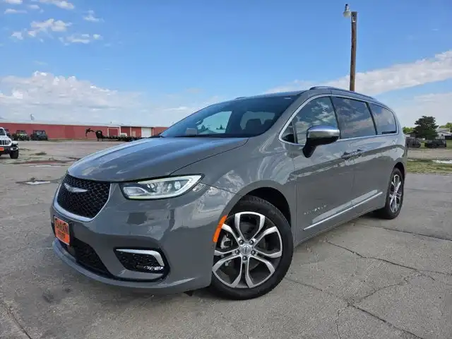 2025 Chrysler Pacifica Pinnacle's photo