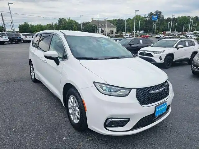 2023 Chrysler Pacifica Touring L's photo