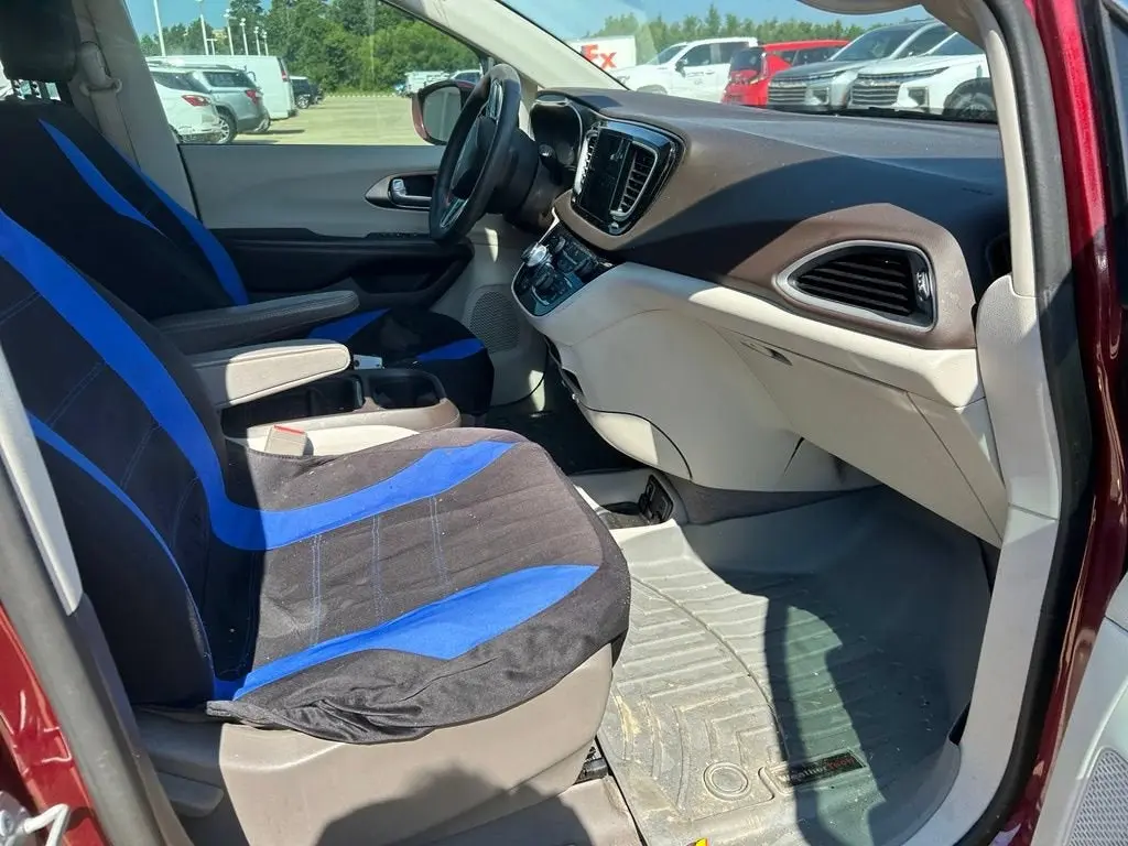 2018 Chrysler Pacifica Touring Plus photo 3